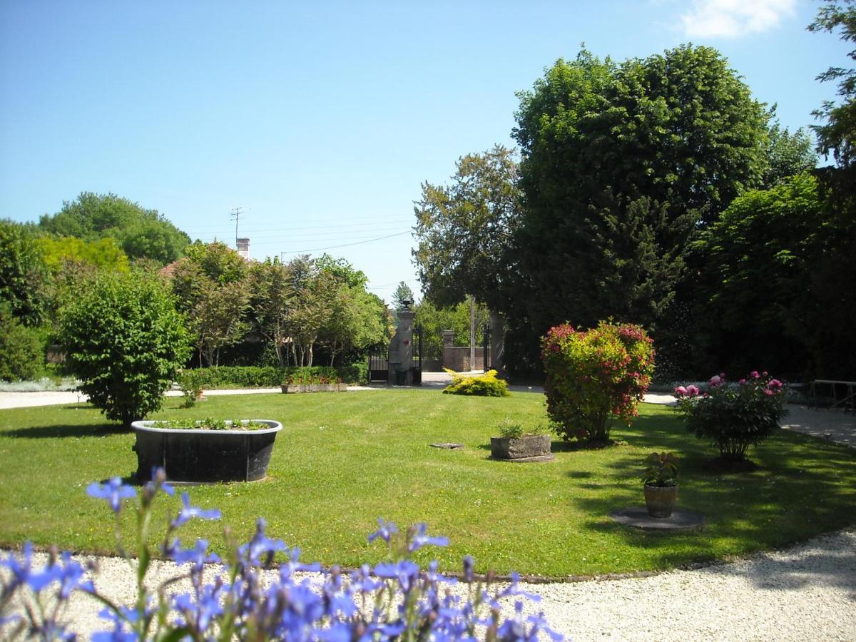Chateau De Pougy Luaran gambar